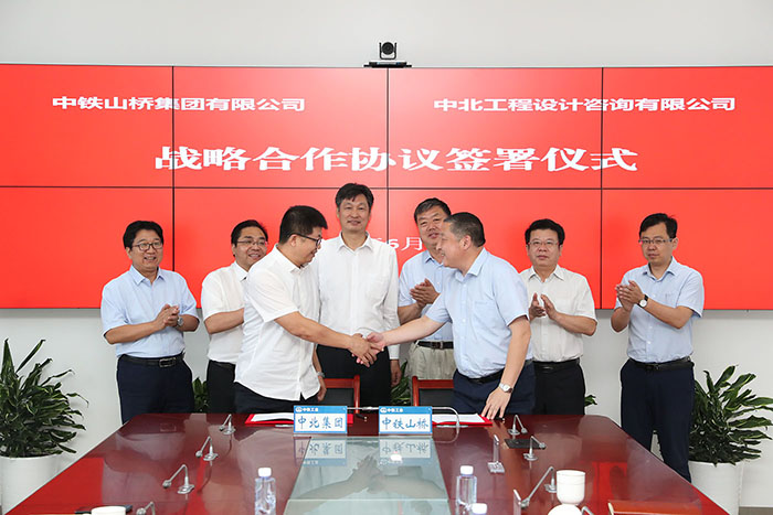 1531218994888069228.jpg 簽約握手.jpg