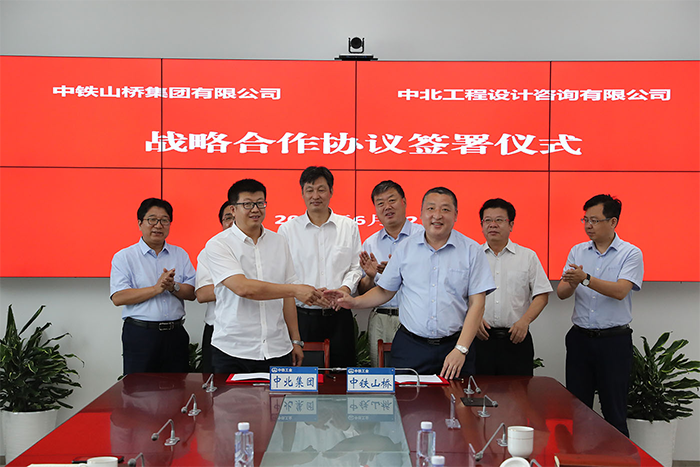 1531219104505030324.png 簽約握手2.png